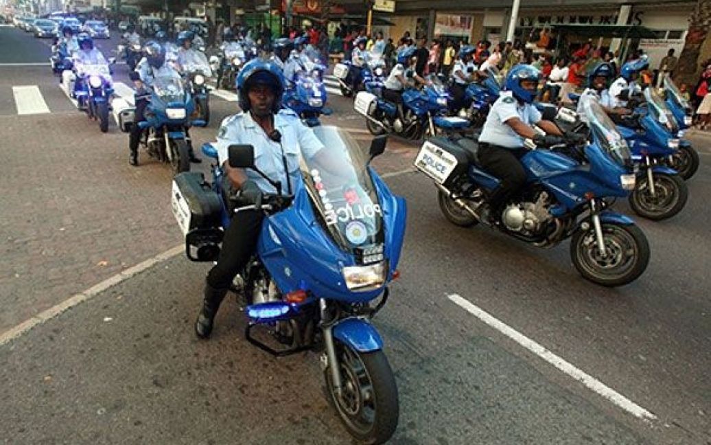Поліцейські теж взяли участь у карнавалі, адже вони забезпечували підтримку порядку під час чемпіонату. / © AFP