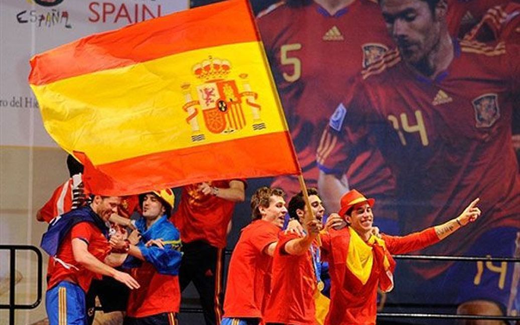 Більше мільйона людей вийшли на вулиці Мадрида, щоб привітати збірну Іспанії з перемогою на Чемпіонаті світу з футболу-2010. / © AFP