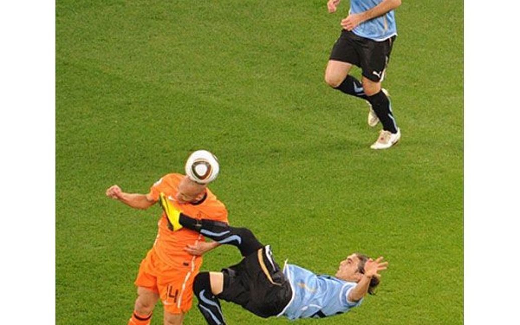 Дієго Форлан небезпечно грає проти Демі де Зеува / © AFP