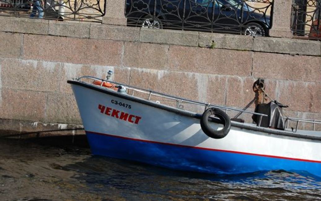 Човен з красномовною назвою "Чекіст" на одному з перебуржських каналів / © Наталія Двоєглазова