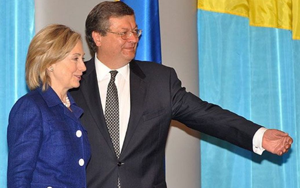 Метою візиту Гілларі Клінтон до України є обговорення розвитку двосторонніх відносин між країнами. / © AFP