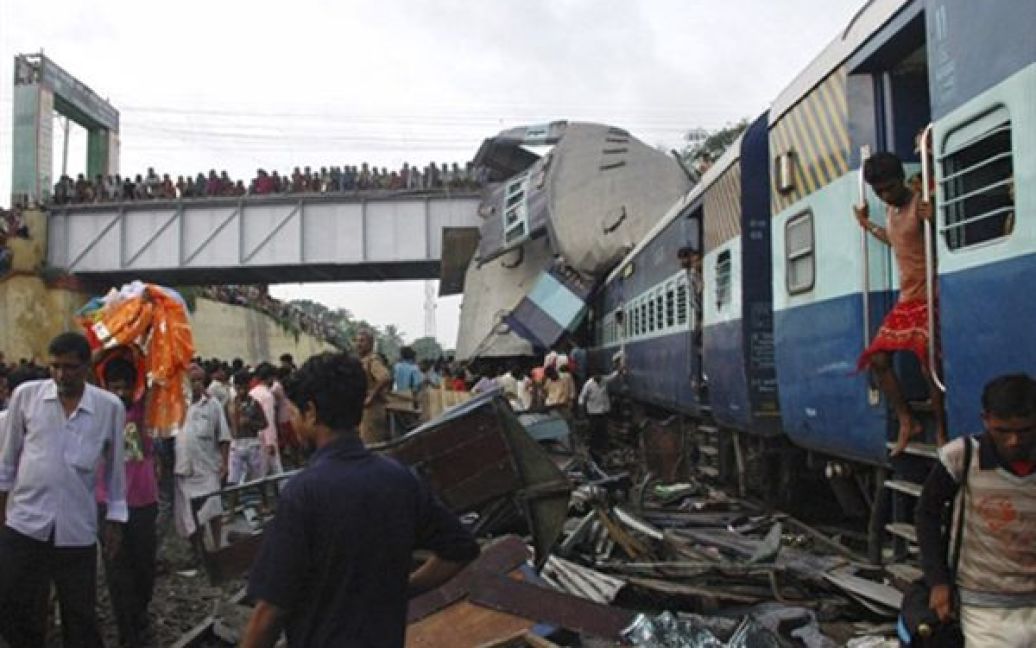 Незважаючи на затримку першого потягу на платформі, іншому слід будо зупинитися, але машиніст другого потягу не загальмував. / © AFP