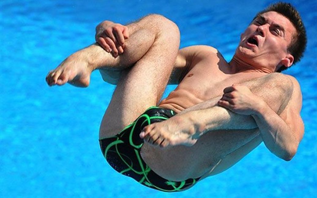 Угорщина, Будапешт. Білоруський спортсмен Євген Корольов виступає під час змагань зі стрибків у воду серед чоловіків на чемпіонаті Європи з водних видів спорту, який проходить у Будапешті. / © AFP