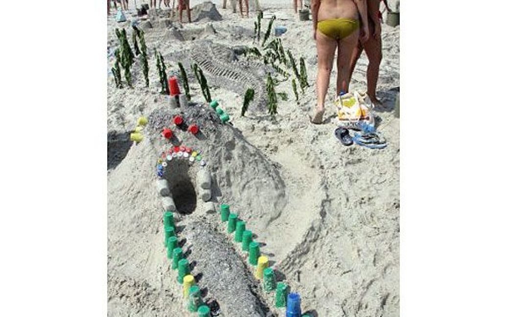 В Одесі на одному з міських пляжів провели конкурс піщаної скульптури "Пісочні фантазії", на якому свої роботи продемонстрували майже сто учасників. / © УНІАН