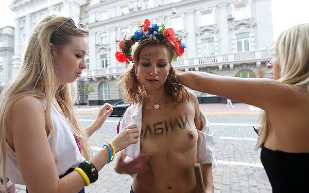 Жіночий рух FEMEN провів у центрі Києва під будівлею СБУ топлес-акцію "На FEMEN забили!" / © Жіночий рух FEMEN
