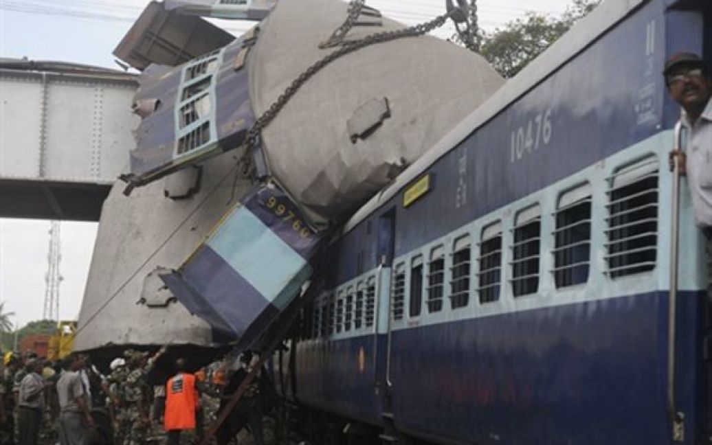 На залізничній станції у Саїнтії, Індія, зіткнулися два пасажирські потяги. Один з потягів затримався на платформі, коли інший в&rsquo;їхав у нього на повному ходу. В результаті аварії загинули щонайменше 60 людей, 200 отримали поранення. / © AFP