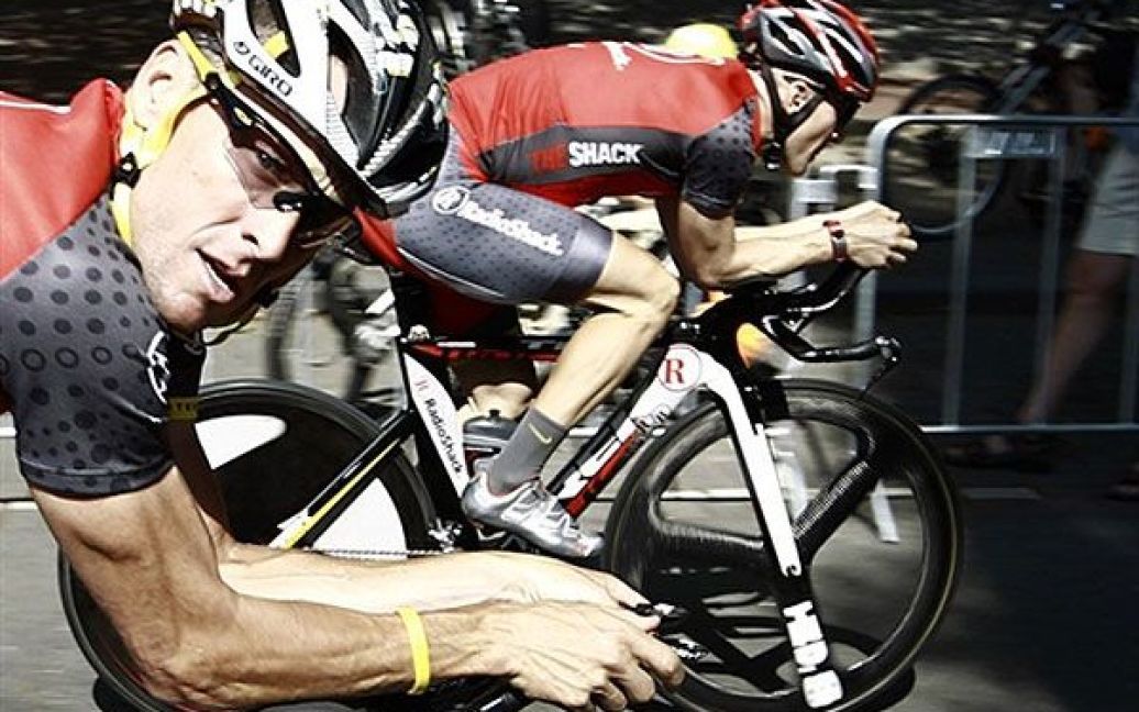 Нідерланди, Роттердам. Американський велогонщик Ленс Армстронг під час тренування у Роттердамі, де 3 липня стартує 97-ма велогонка "Тур де Франс". / © AFP
