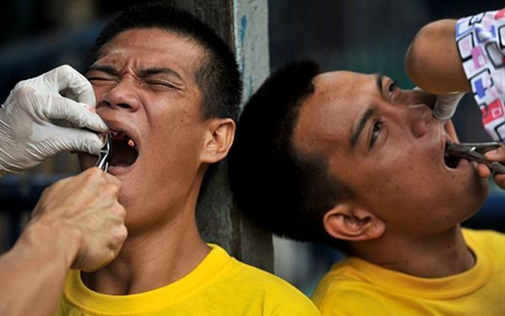 Стоматологи лікують в&rsquo;язнів тюрми у Кесоні. Усі ув&rsquo;язнені філіппінських тюрем отримують обов&rsquo;язкову медичну допомогу. / © AFP