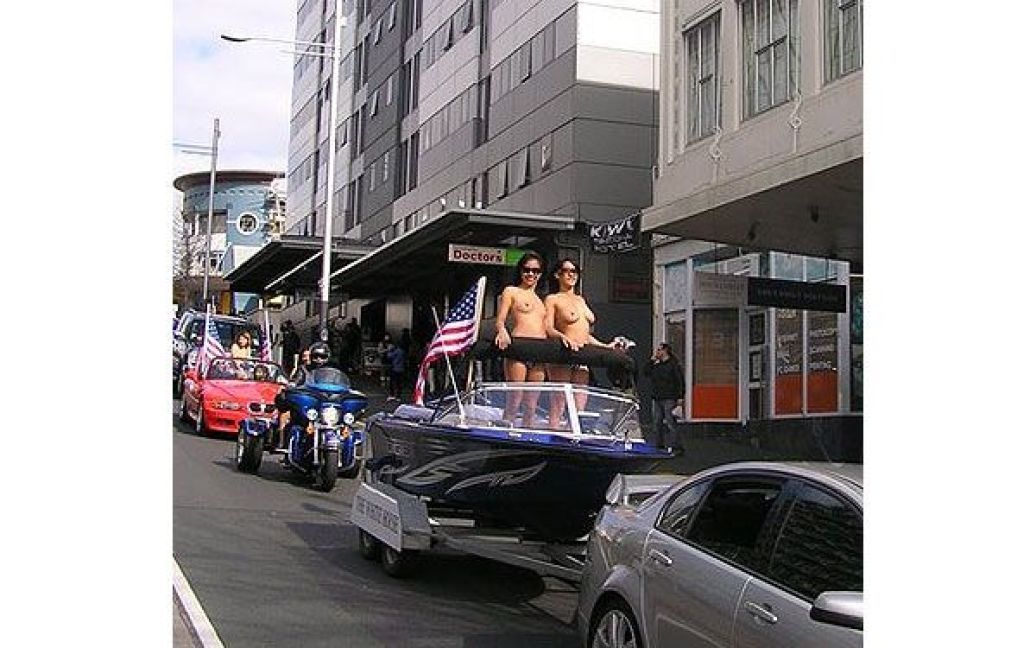 Для проведення параду "Boobs on Bikes" мерія Окленда виділила центральну вулицю Куїн Стріт. / © facebook.com/InfoNews