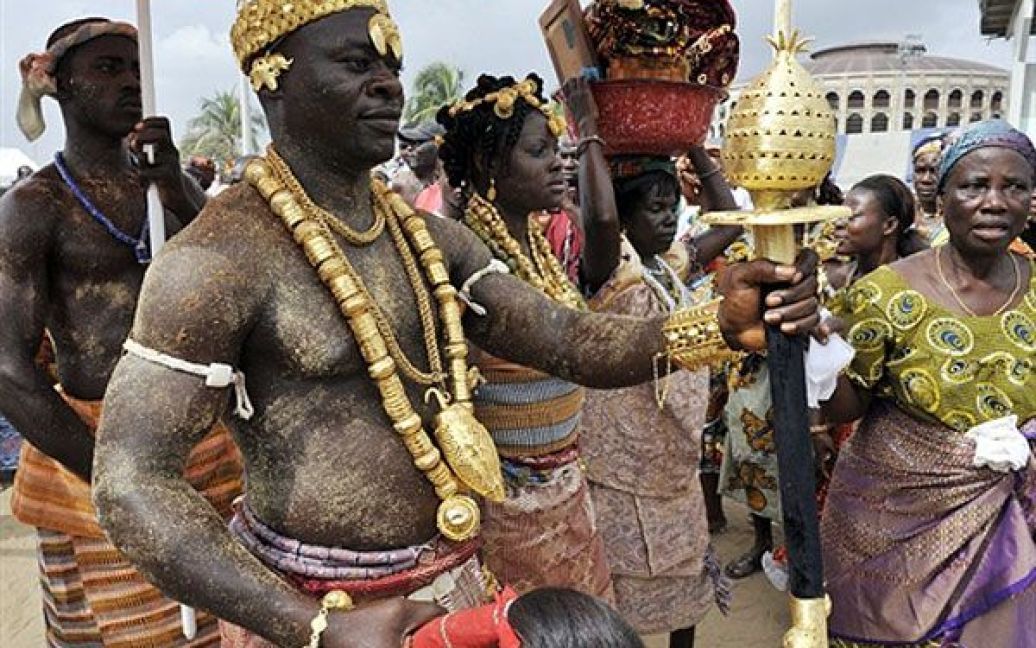 Кот-д&#039;Івуар, Абіджан. Члени з племені Ebrier беруть участь у етнічному парад племен, який провели у Абіджані в рамках святкування 50-ї річниці незалежності Кот-д&#039;Івуара. / © AFP