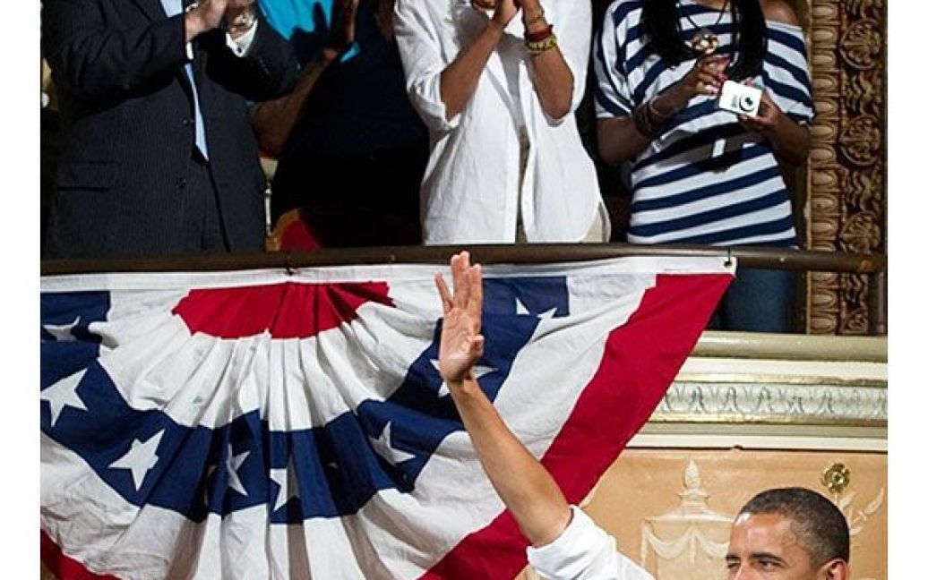 США, Канзас-Сіті. Президент США Барак Обама підморгує і махає рукою після виступу на зустрічі зі збору коштів для Робіна Карнахана, кандидата у Сенат США від демократичної партії у штаті Міссурі. / © AFP