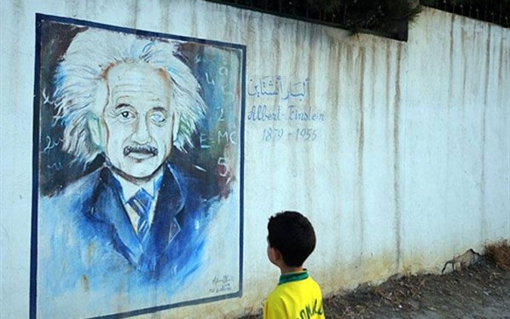 Туніс. Хлопчик дивиться на стіну з граффіті-портретом Альберта Ейнштейна у Тунісі. / © AFP