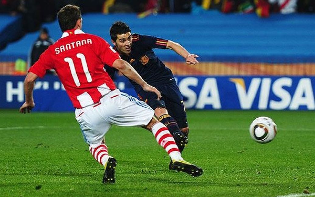 За сім хвилин до кінця матчу Давід Вілья забив гол у ворота Вільяра. / © AFP