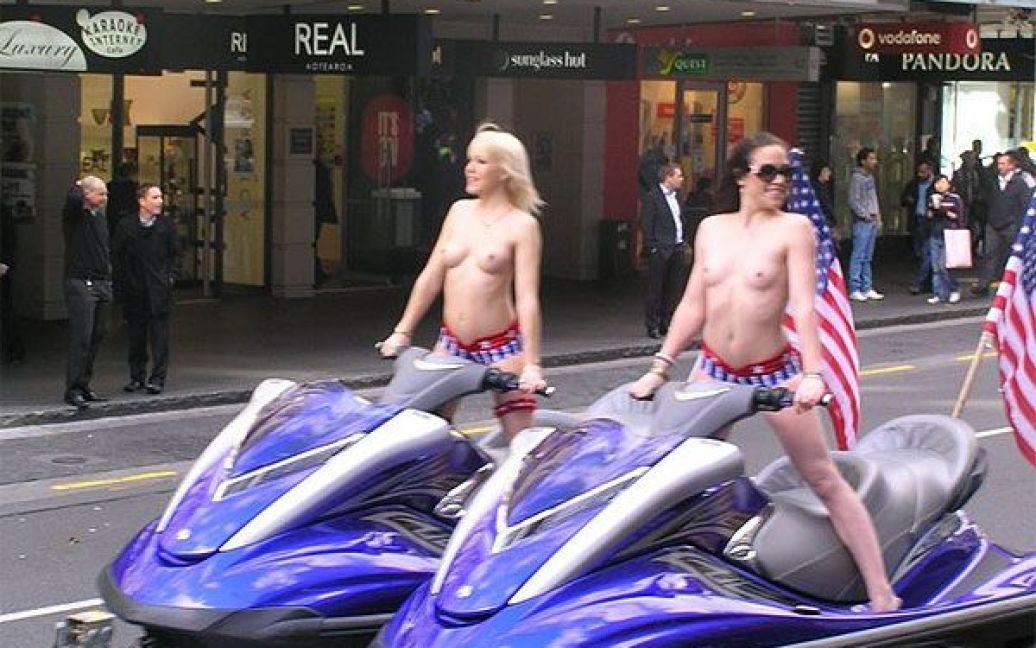Традиційно у параді "Boobs on Bikes" ьеруть участь порноакторки, стриптизерки й інші представники індустрії розваг для дорослих. / © facebook.com/InfoNews