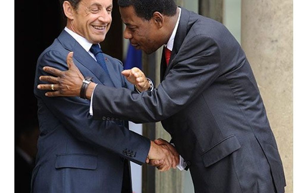 Франція, Париж. Президент Франції Ніколя Саркозі вітає свого колегу з Республіки Бенін Боні Яї. У Єлисейському палаці відбувся урочистий обід для лідерів 13 африканських країн, які прибули до Франції на святкування Дня взяття Бастилії. / © AFP