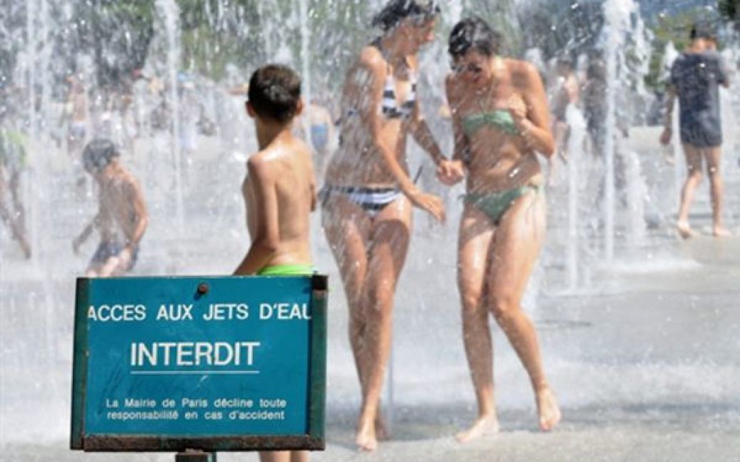 Молодь купається у фонтані у центрі Парижу. / © AFP