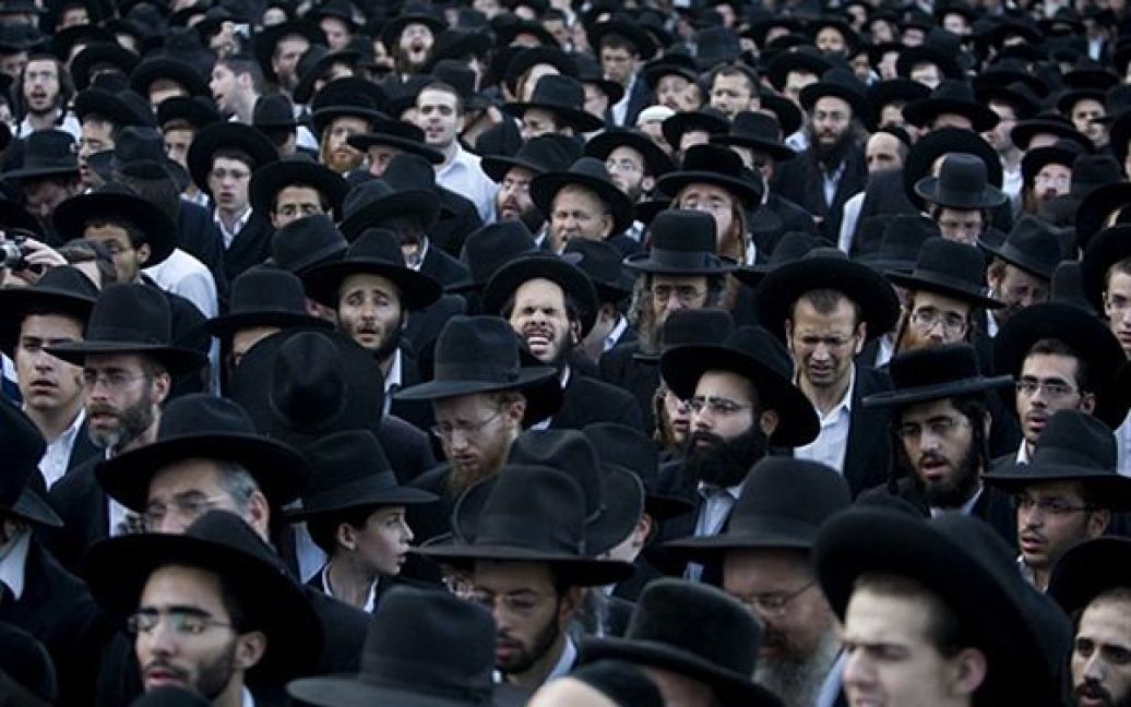 Тисячі євреї-ортодоксів милилися за повернення геїв до нормального життя. / © AFP
