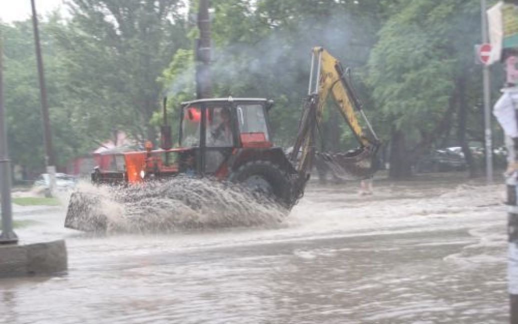 Авто потопали у маленьких вуличних річках, причому деякі з них надовго. / © Репортер Запоріжжя