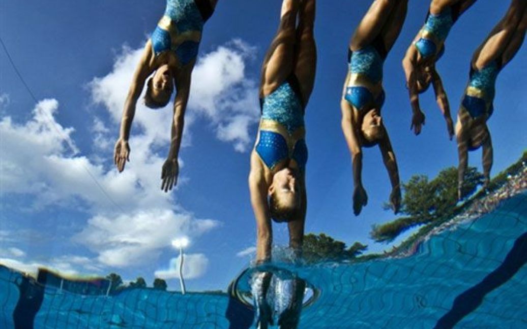 На чемпіонаті Європи з водних видів спорту в Угорщині завершились змагання з синхронного плавання. / © AFP