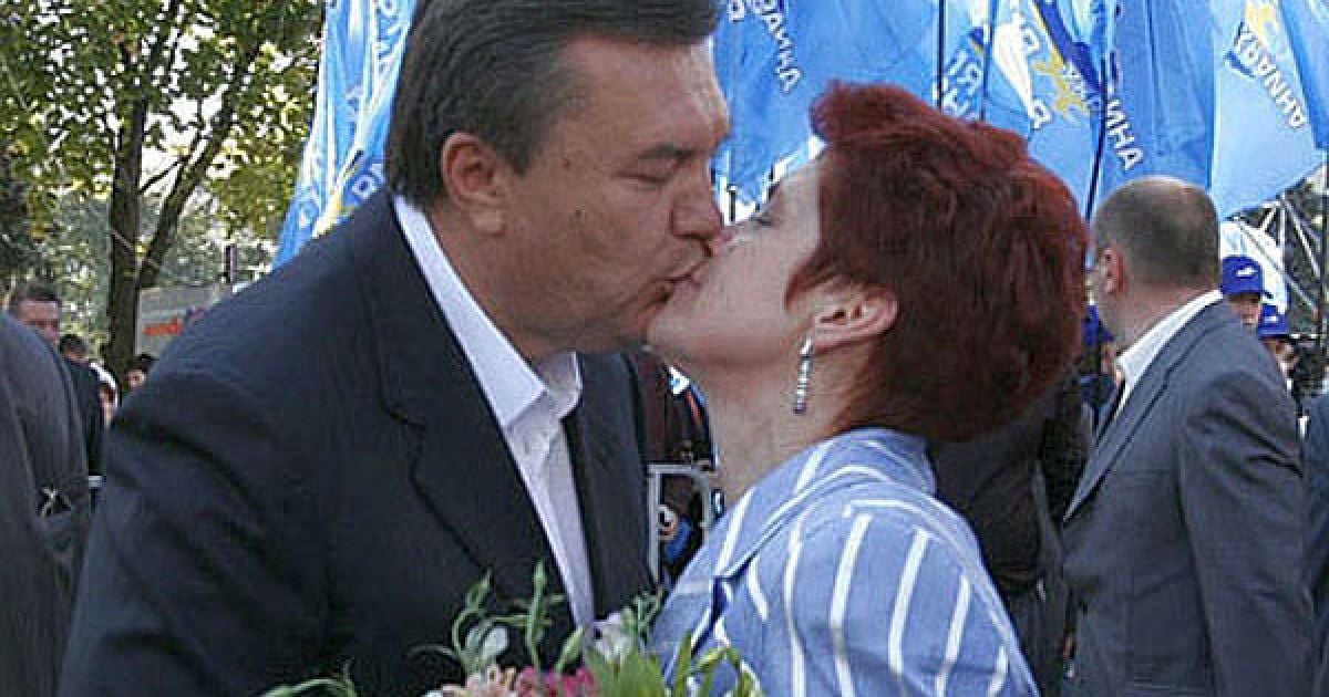 Віктор Янукович з дружиною Людмилою. Сімферопольська і Кримська єпархія Української православної церкви запропонували подружжю Януковичів взяти участь у заходах до Дня сім&#039;ї, любові і вірності і тим самим стати прикладом сімейної вірності і злагоди.
