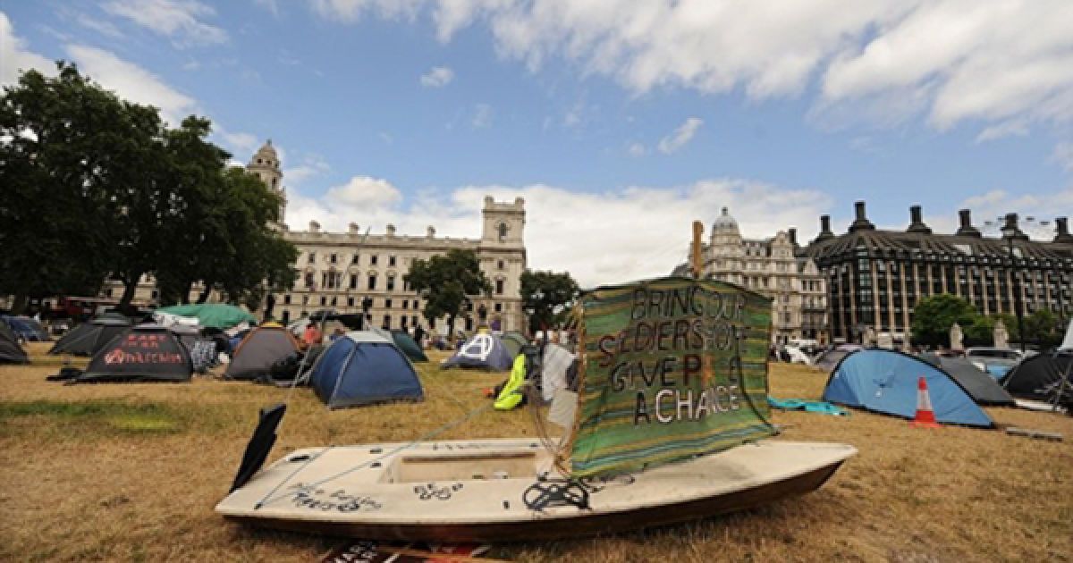 Вигляд наметового містечка "Місто демократіъ" перед британським парламентом. Виселені жителі одного з районів Лондона, який було віддано під забудову, організували це містечко 1 травня, після рішення Апеляційного суду Великобританії про законність переселення. / © AFP