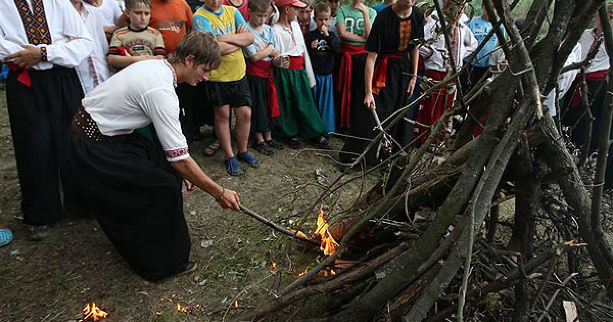 Очищення вогнем та водою має важливе значення в купальській обрядовості. / © PHL.com.ua