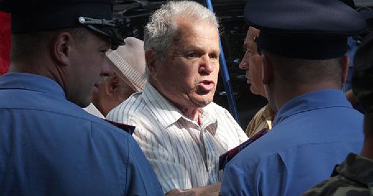 Близько двох десятків представників ПСПУ, лідером якої є Наталія Вітренко, пікетували офіційну церемонію відкриття спільних українсько-американських навчань. / © УНІАН