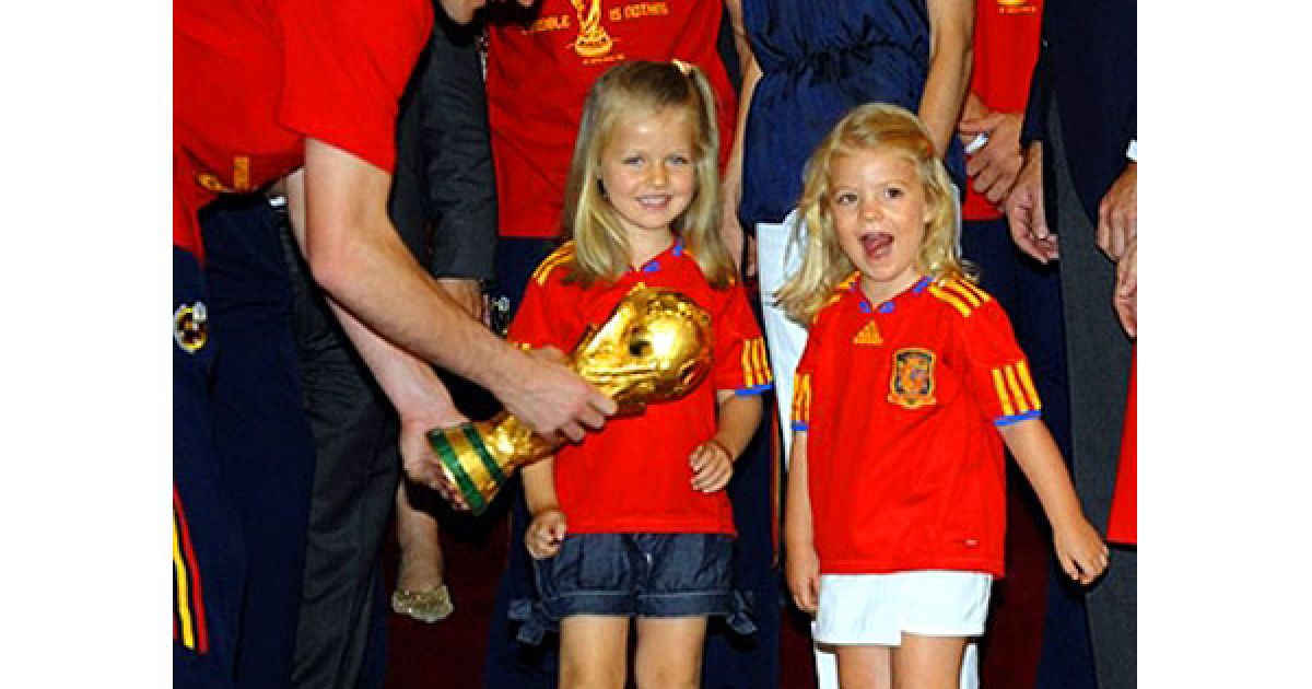 Капітан збірної Іспанії Ікер Касільяс передає Кубок світу принцесам Леонорі та Софії. / © AFP