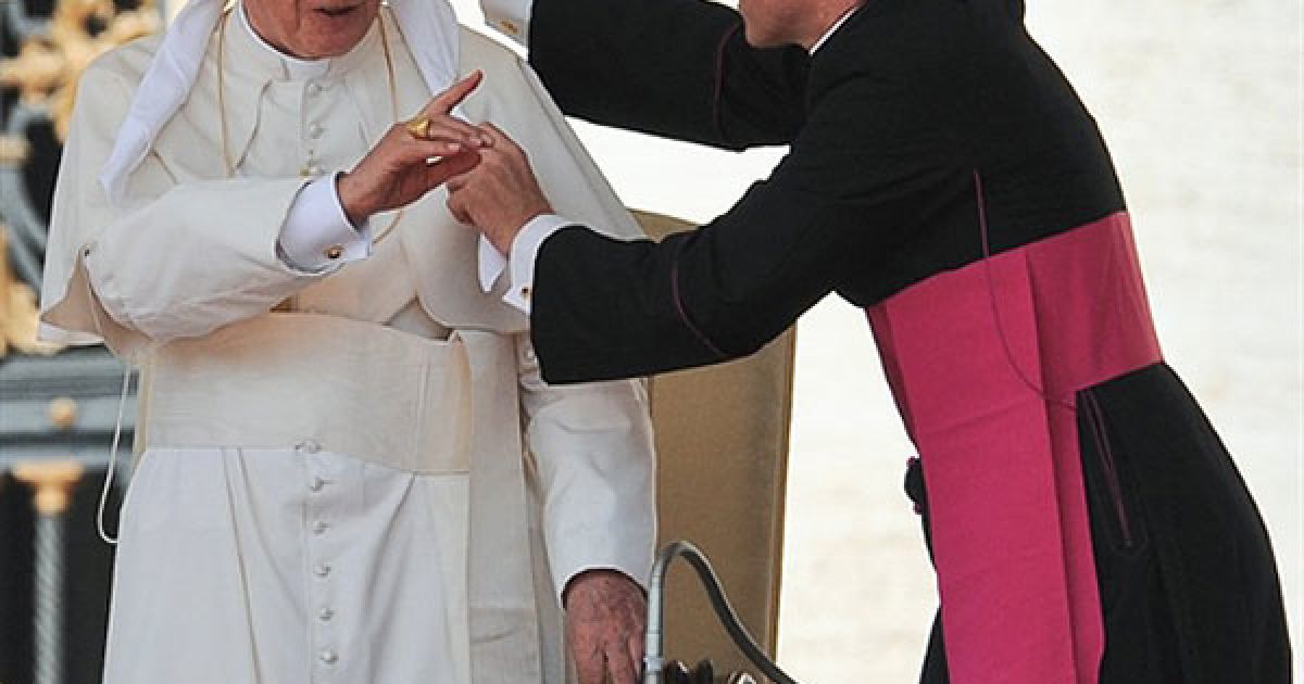 Ватикан. Папа Римський Бенедикт XVI жестикулює під час своєї відкритої аудієнції біля собору на площі Святого Петра у Ватикані, яка щотижня збирає тисячі віруючих. / © AFP