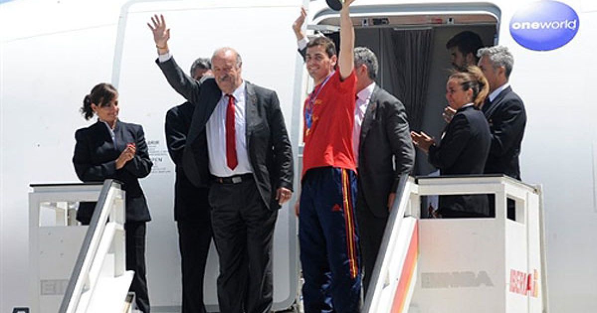 Капітан збірної Ікер Касільяс тримає Кубок світу, поруч із ним &mdash; головний тренер збірної Вісенте Дель Боске. / © AFP