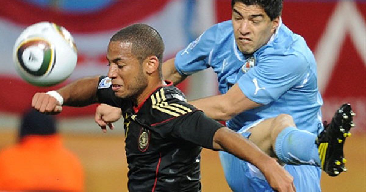 Луїс Суарес і Денніс Аого ведуть боротьбу за м&rsquo;яч / © AFP