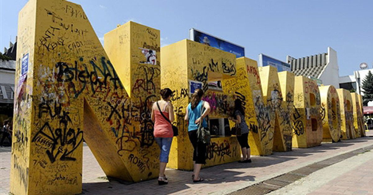 Люди розмальовують величезний напис &laquo;Новонароджений&raquo; у Приштині. Вищий міжнародний суд у Гаазі не знайшов порушень міжнародного права у декларації про незалежність Косова від Сербії, затвердивши тим самим його статус незалежної держави. / © AFP