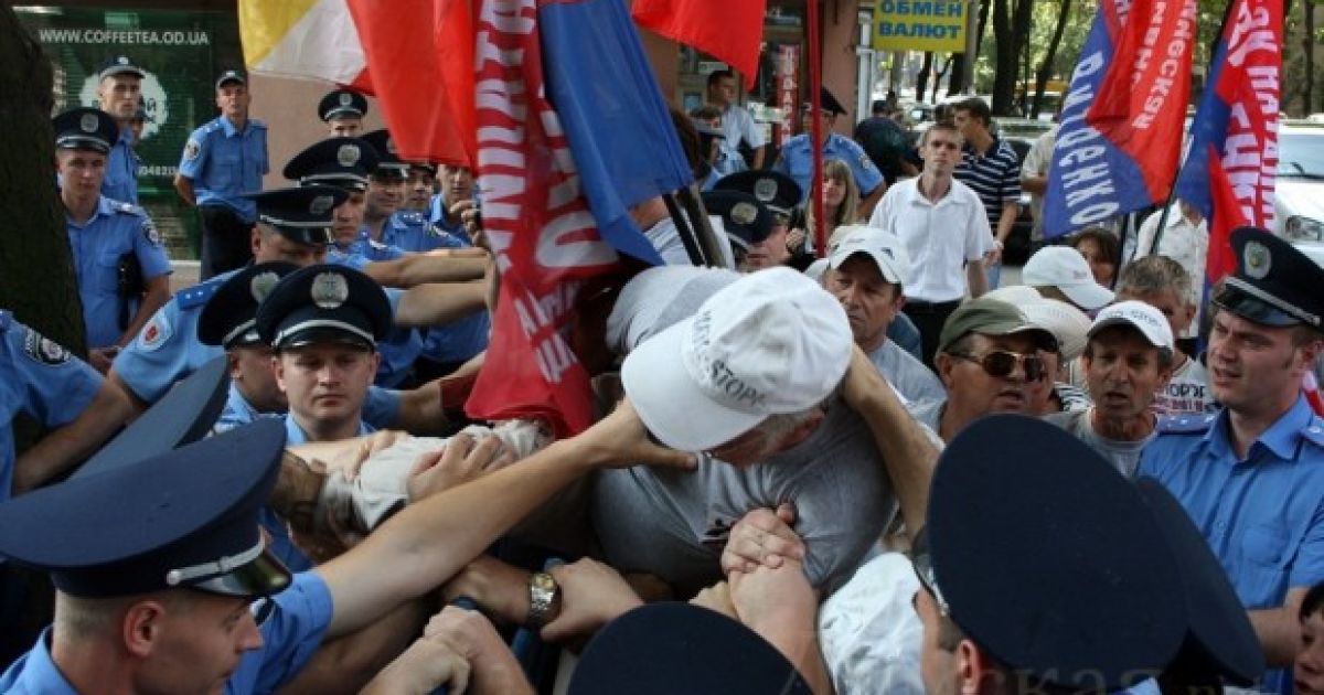 Депутат Одеської облради від фракції ПСПУ Валерій Сергачов переліз через кордон МВС, проте був блокований співробітниками міліції і повернувся назад. / © Думская.net