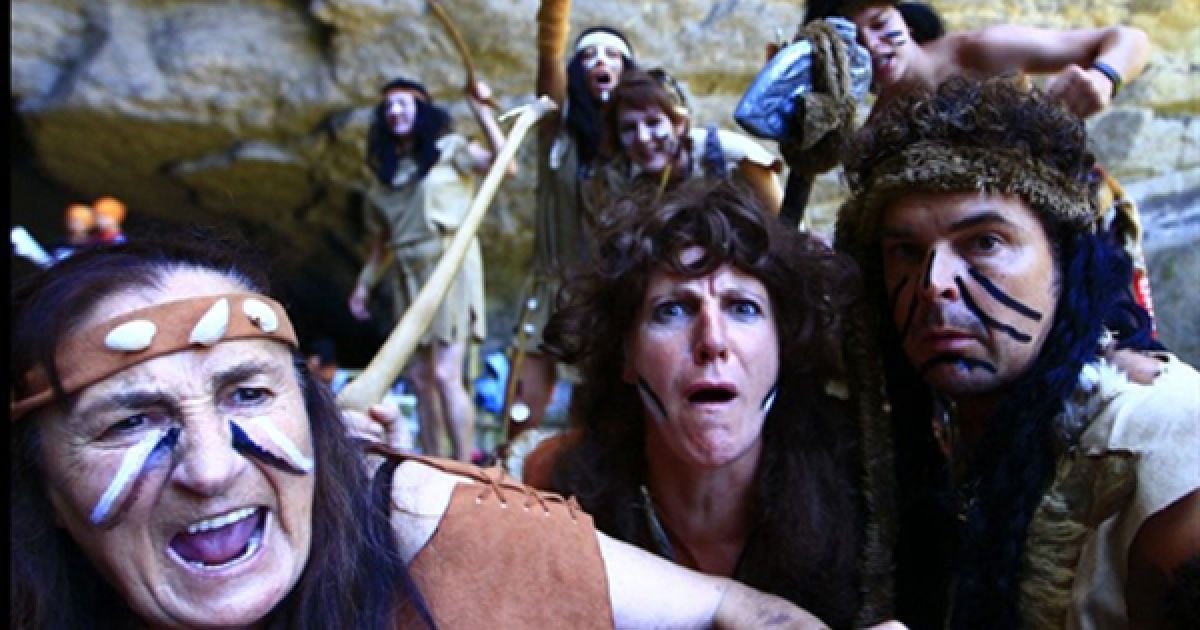 Вболівальники Тур де Франс, вдягнені печерними людьми, зустрічають велосипедистів біля виїзду з тунелю у Баньєр-де-Люшон під час 15 етапу перегонів.