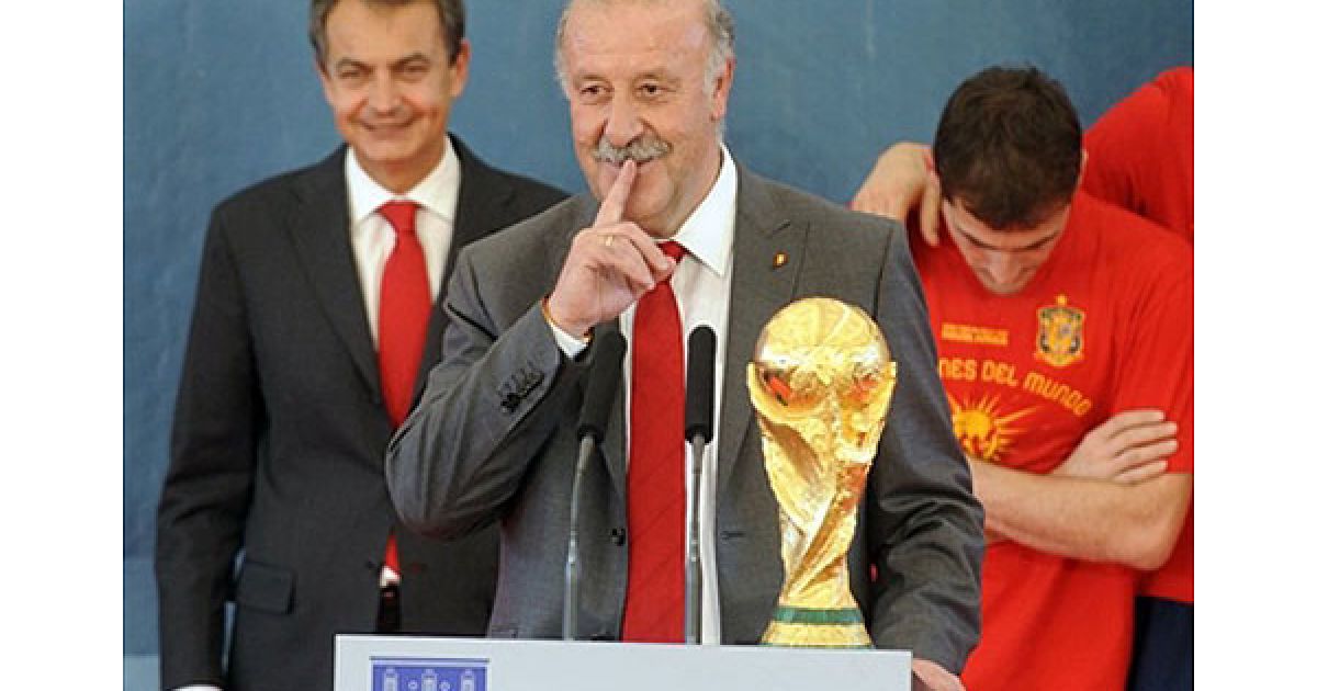 Головний тренер збірної Іспанії Вісенте дель Боске виступив перед прихильниками футболістів. / © AFP