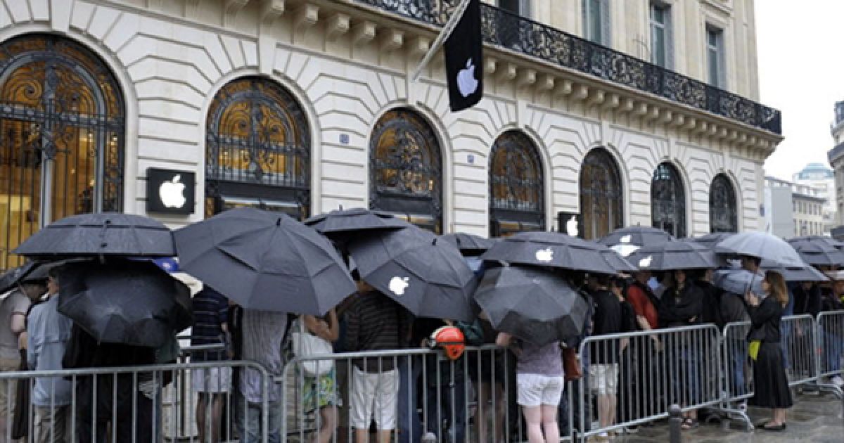 3.07. Черга до фірмового магазину Apple у Парижі. У Франції офіційно розпочалися продажі нового iPhone 4. / © AFP