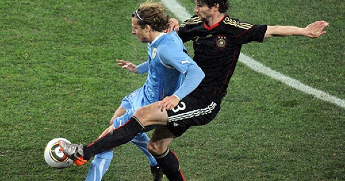 Фрідріх намагається відібрати м&rsquo;яч у Форлана / © AFP