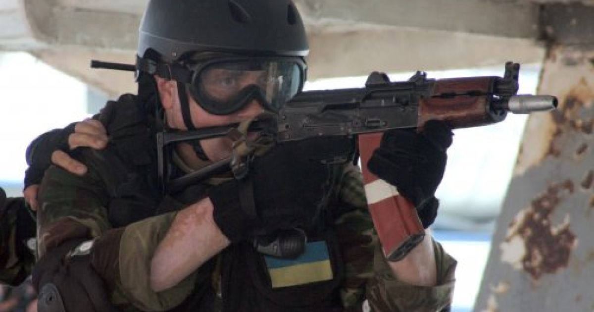 Бойові кораблі ООН звільняють судна, захоплені піратами, а морський і повітряний десант знищує піратські бази і встановлює берегову "зону безпеки". / © УНІАН