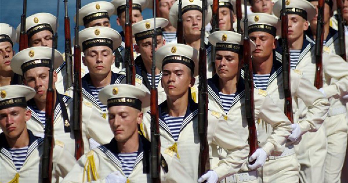 У показових виступах взяли участь близько 5 тисяч людей особового складу ЧФ РФ. / © PHL.com.ua