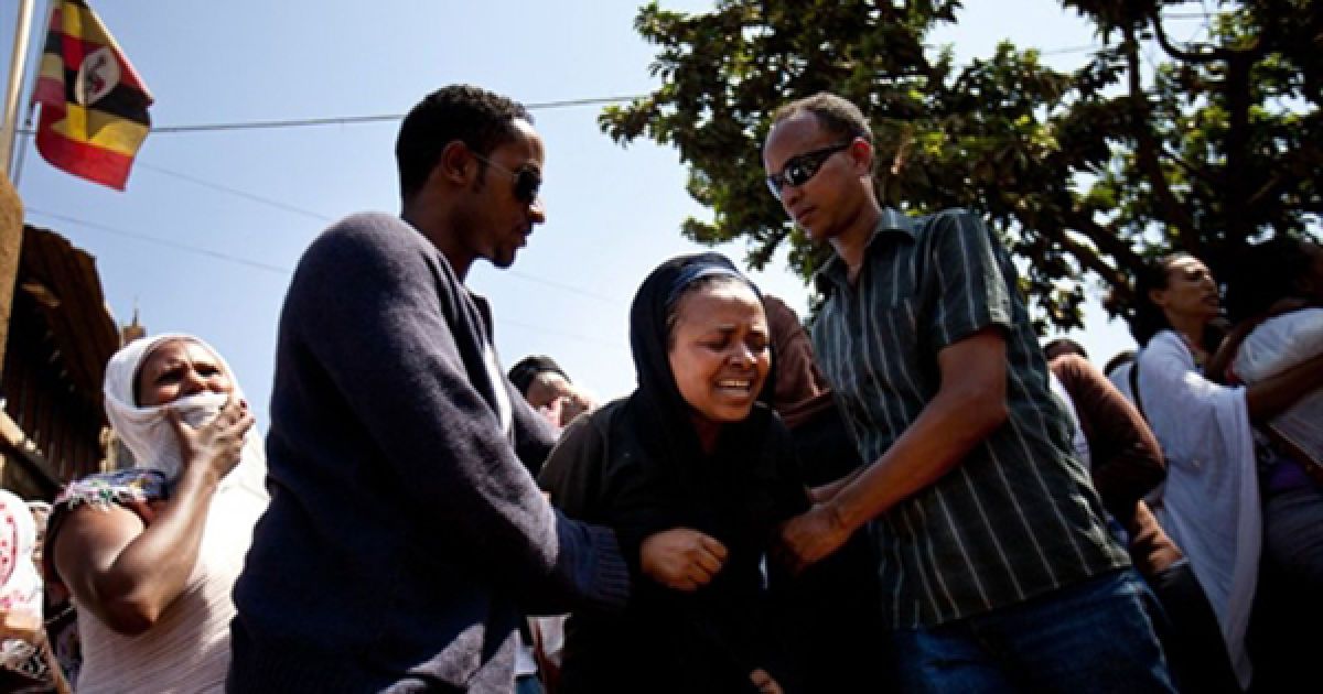 В Кампалі, Уганда, розпочалися похорони жертв атаки терориста-смертника, якій підірвав себе під час трансляції фіналу Чемпіонату Світу з футболу у ресторані "Ефіопське село". Внаслідок вибуху загинули 76 людей, части з яких біли іноземцями. / © AFP