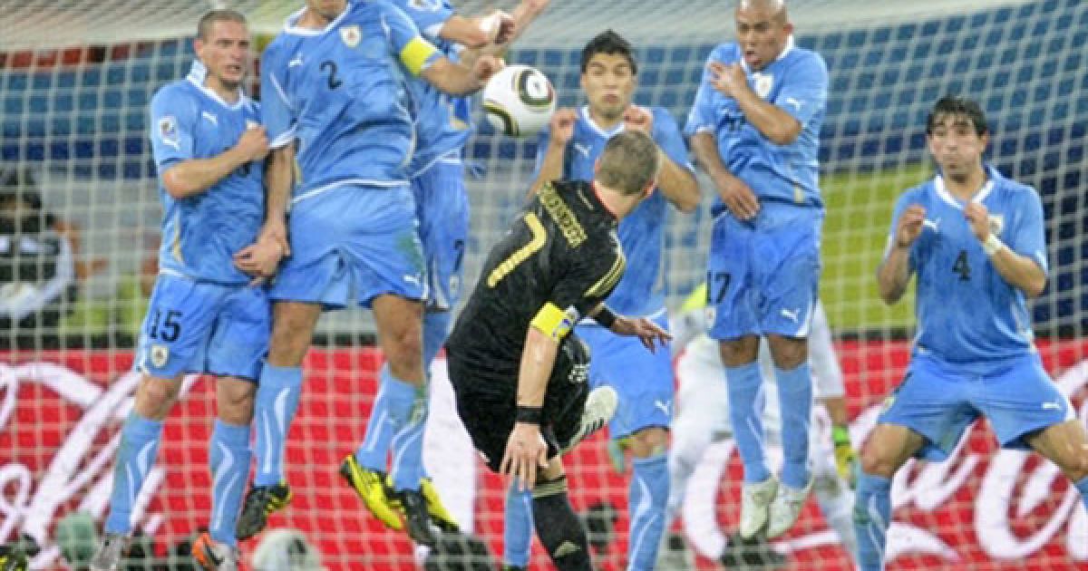 Бастіан Швайнштайгер б&rsquo;є по воротах Уругваю