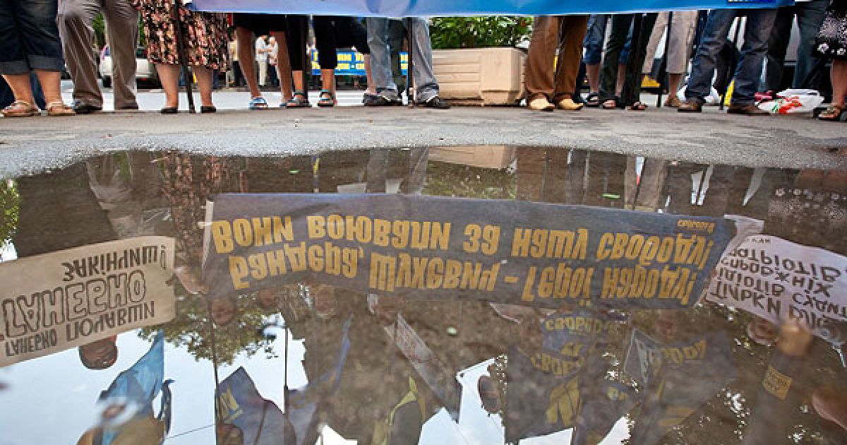 ВО "Свобода" і УНА-УНСО﻿ мітингують біля Вищого адміністративного суду в Києві, де розглядається скарга на рішення Донецького суду про позбавлення Романа Шухевича звання Героя. / © Украинское Фото
