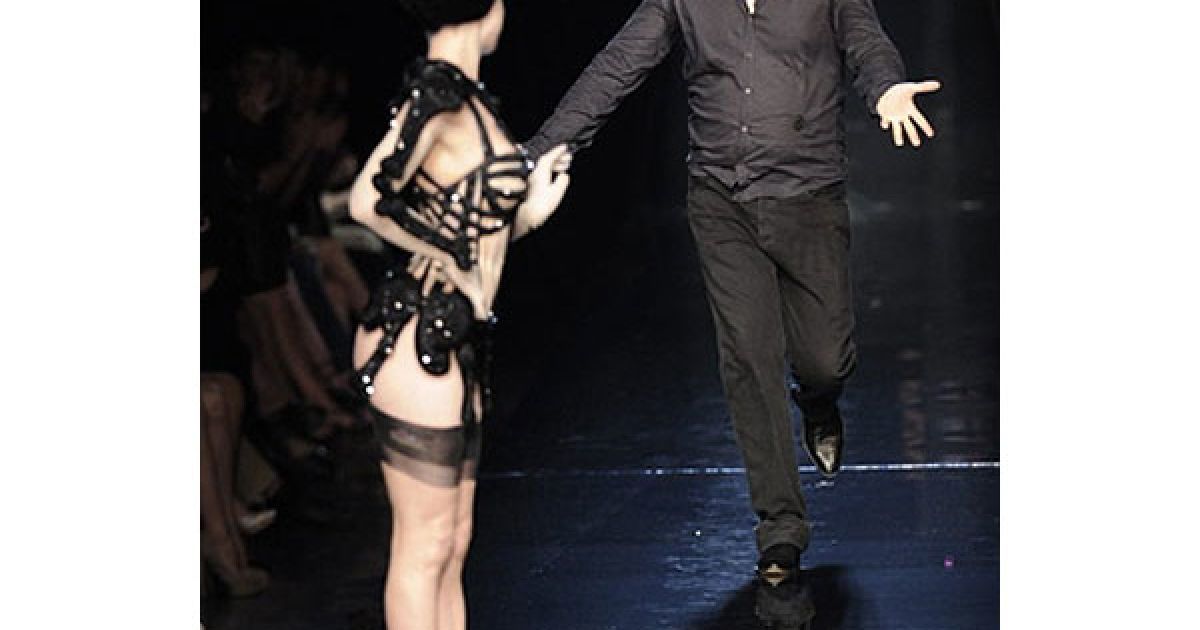 Жан-Поль Готьє вітає Діту фон Тіз. / © AFP