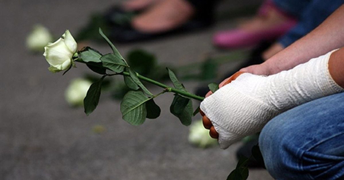 31.07. Дівчина тримає білу троянду під час вшанування пам&rsquo;яті загиблих на Love Parade у Дуйнсбурзі. У тисняві, яка утворила у тунелі, що вів до фестивалю, загинула 21 людина. Організатори Love Parade прийняли рішення більше ніколи не проводити фестиваль. / © AFP