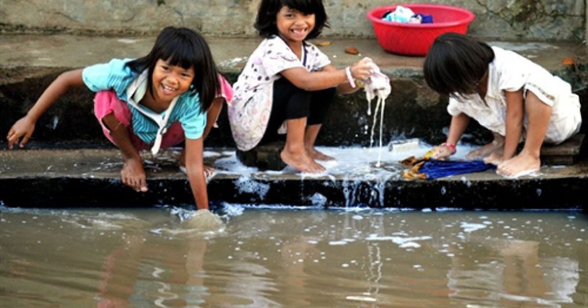 Троє дівчат перуть одяг у ріці на окраїні Джакарти. Згідно із останнім переписом населення, в Індонезії проживає 237 мільйонів людей. Індонезія стала четвертою найбільш населеною країною світу. Перші три сходинки посіли Китай, Індія та США. / © AFP