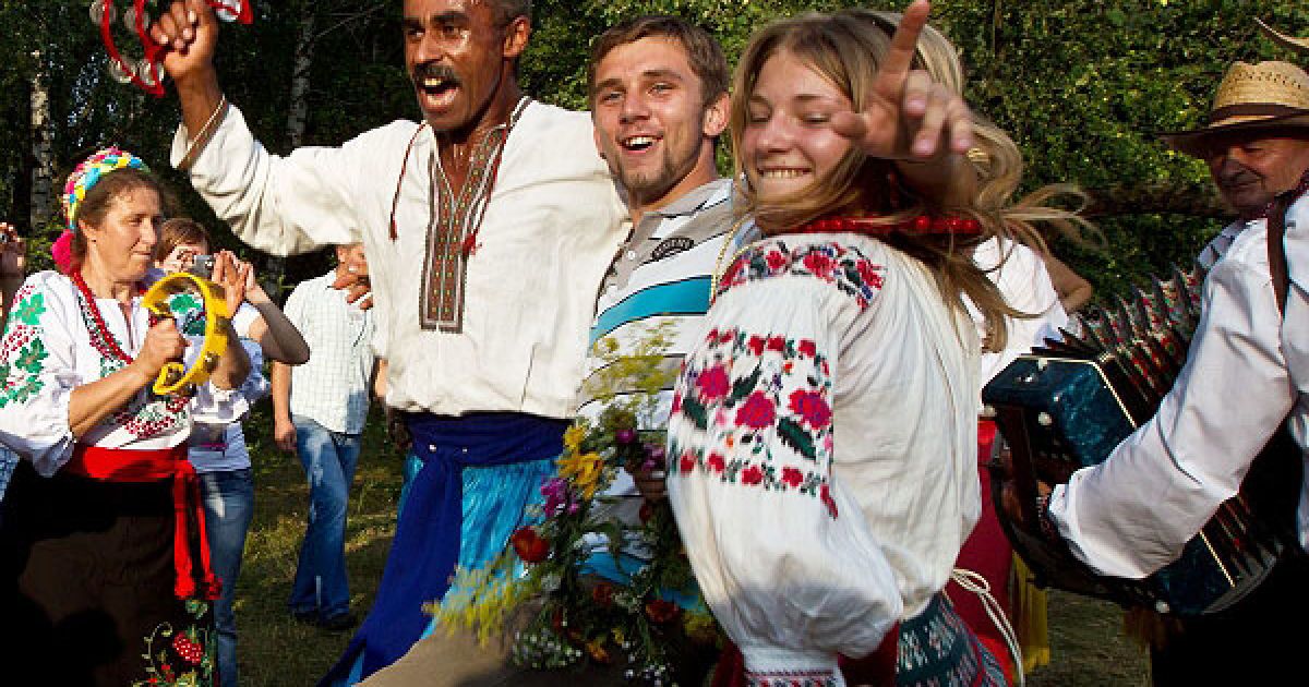Після прийняття християнства та "нашарування" вірувань українці почали відзначати народне свято з новою назвою "Івана Купала" за юліанським календарем, а за вживаним нині григоріанським воно зсунулося у ніч з шостого на сьоме липня. / © Украинское Фото