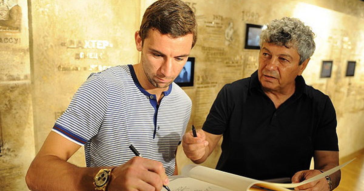 Даріо Срна робить пам&rsquo;ятний запис у книзі відгуків музею ФК "Шахтар" / © ФК "Шахтар"