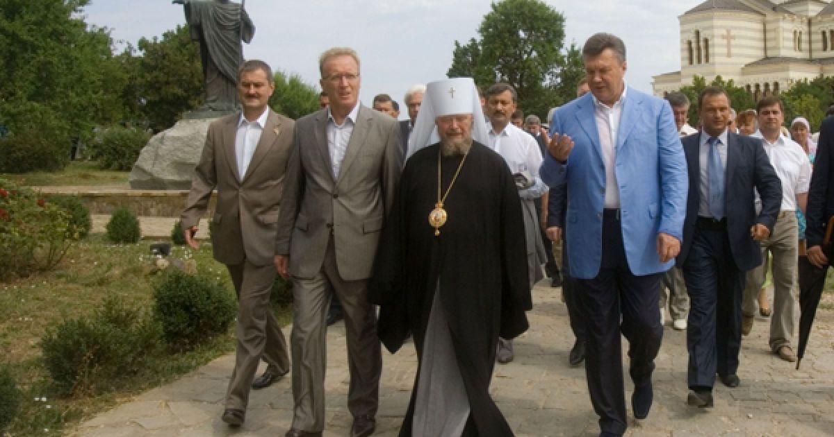Віктор Янукович взяв участь у Божественній літургії на честь святкування хрещення Київської Русі у Володимирському соборі на території заповідника "Херсонес Таврійський". / © Офіційний сайт Президента України