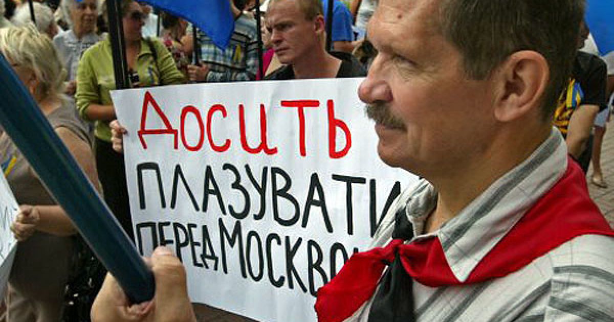 Учасники акції підготували звернення до столичної влади із закликом відмовитись від перейменування вулиці Мазепи на вулицю Лаврську, підписане представниками української інтелігенції і членами 23 громадських організацій. / © УНІАН