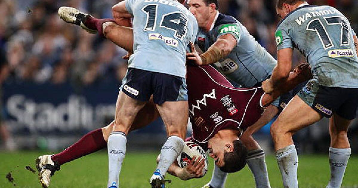 Австралія, Сідней. Грега Інгліса з команди "Queensland Maroons" збивають гравці "New South Wales Blues" під час матчу з регбі у Сіднеї. / © Getty Images/Fotobank